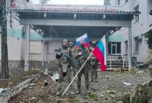 الجنود الروس في مجموعة القوات "الغرب" يرفعون العلمَ الروسي في مدينة كوبيانسك بعد تحريرها. / نوفوستي