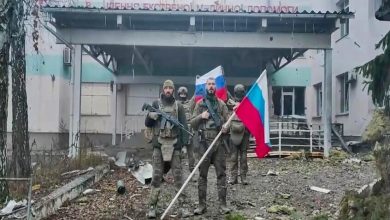 الجنود الروس في مجموعة القوات "الغرب" يرفعون العلمَ الروسي في مدينة كوبيانسك بعد تحريرها. / نوفوستي