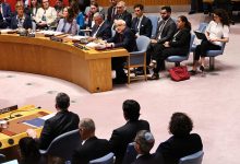 المندوب الفلسطيني لدى الأمم المتحدة، رياض منصور، والمندوب الإسرائيلي لدى الأمم المتحدة داني دانون. / Gettyimages.ru