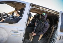 تواصل فرق كتائب "عز الدين القسام"، الجناح العسكري لحركة "حماس"، والصليب الأحمر البحث في حي الزيتون للعثور على جثث أسرى إسرائيليين كجزء من اتفاق تبادل الأسرى في مدينة غزة، غزة في 20 نوفمبر 2025. / Gettyimages.ru