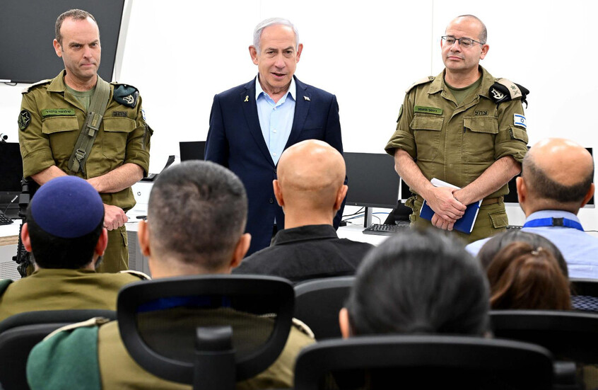 رئيس الوزراء الإسرائيلي بنيامين نتنياهو (وسط الصورة)، يزور قاعدة استخبارات للجيش الإسرائيلي برفقة سكرتيره العسكري سابقا ورئيس الموساد الحالي، رومان غوفمان (يمين)، ورئيس استخبارات جيش الدفاع الإسرائيلي، شلومي بيندر (يسار). / Globallookpress