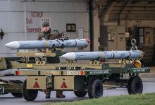 جندي يجهز صواريخ جو-جو من طراز AIM-120B لطائرة يوروفايتر في قاعدة نورفينيش الجوية / Globallookpress