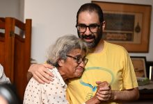 الناشط المصري علاء عبدالفتاح ووالدته / Gettyimages.ru