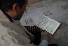 يهودي يصلي في كنيس في العاصمة السورية دمشق. / Gettyimages.ru