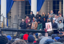 أحد مؤيدي ممداني يحمل صورة الطفلة هند رجب التي قتلها الجيش الإسرائيلي بطريقة وحشية في غزة