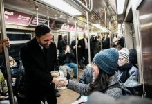 عمدة مدينة نيويورك، زهران ممداني، يحيي الركاب في قطار الأنفاق المتجه إلى مبنى البلدية في نيويورك يوم الجمعة 2 يناير. / AP