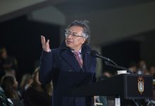 الرئيس الكولومبي غوستافو بيترو يلقي كلمة خلال حفل أداء اليمين للقادة العسكريين الجدد في أكاديمية الكلية العسكرية في بوغوتا. / AP