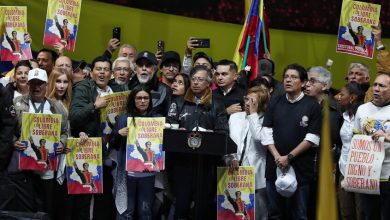 الرئيس الكولومبي غوستافو بيترو يلقي كلمة أمام أنصاره في تجمع دعا إليه للاحتجاج على تصريحات الرئيس الأمريكي دونالد ترامب في بوغوتا.