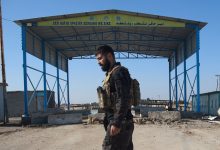 مقاتل من قوات سوريا الديمقراطية يحرس نقطة تفتيش على طريق دير حفر - حلب، آخر نقطة تسيطر عليها قوات سوريا الديمقراطية قبل الأراضي التي تسيطر عليها الحكومة السورية. / AP