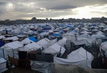 المئات من خيام النازحين في حي الزيتون بمدينة غزة، حيث تتفاقم أوضاع النازحين الذين دمرت منازلهم في الهجمات الإسرائيلية، حيث يواصلون معاناتهم ليس فقط من ويلات العدوان، بل أيضا من تدهور الأحوال الجوية. / Globallookpress