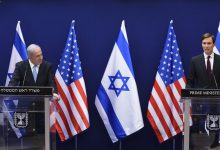 رئيس الوزراء الإسرائيلي بنيامين نتنياهو، على اليسار، ومستشار ترامب وصهره جاريد كوشنر (على اليمين) -صورة أرشيفية / AP