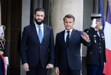 7 مايو 2025: الرئيس الفرنسي إيمانويل ماكرون (يمين) يستقبل الرئيس السوري المؤقت أحمد الشرعاء (يسار) في قصر الإليزيه الرئاسي. / Gettyimages.ru
