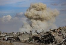 سحابة كثيفة من الدخان والغبار بعد أن هدمت القوات الإسرائيلية عدة مبانٍ في حي الشجاعية الواقع داخل ما يسمى بالمنطقة الصفراء في شمال مدينة غزة، غزة، في 9 ديسمبر 2025 / Gettyimages.ru