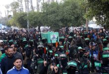 عناصر القسام ومواطنون فلسطينيون خلال مراسم تشييع غازي أبو طماع، عضو المجلس العسكري لكتائب عز الدين القسام الذي استشهد خلال هجوم إسرائيلي في 4 فبراير 2025 في قطاع غزة. / Globallookpress