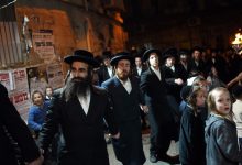 يهود حريديون يرقصون بجوار النيران خلال احتفالات في القدس المحتلة / Globallookpress