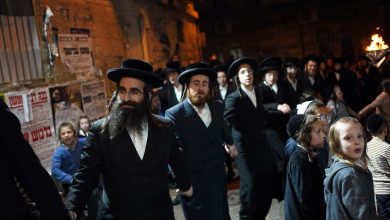 يهود حريديون يرقصون بجوار النيران خلال احتفالات في القدس المحتلة / Globallookpress