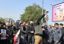 أهالي ضحايا انفجار مرفأ بيروت يرشقون مبنى الجمارك بالطماطم / النهار