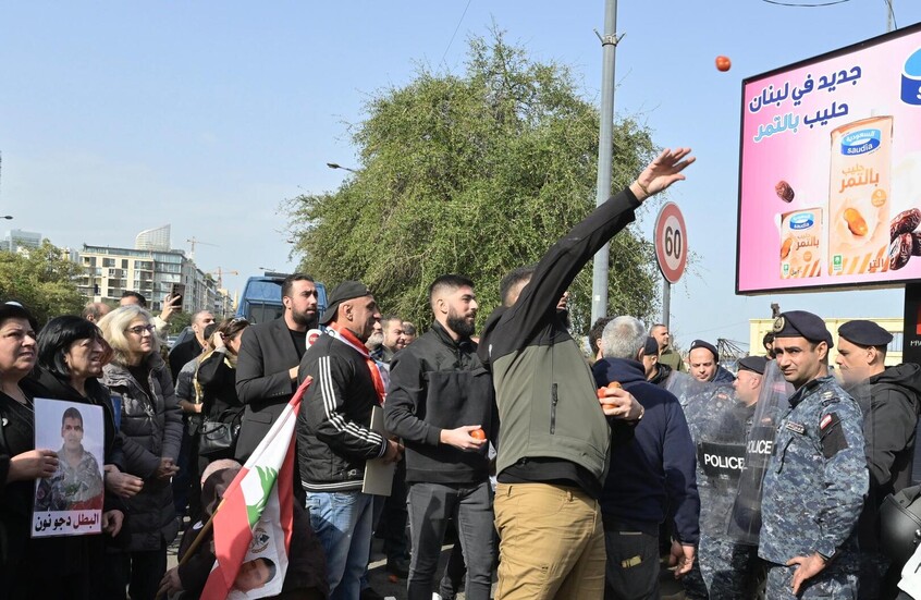 أهالي ضحايا انفجار مرفأ بيروت يرشقون مبنى الجمارك بالطماطم / النهار