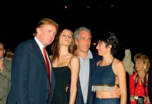 الرئيس الأمريكي دونالد ترامب، إلى جانبه صديقته آنذاك (وزوجته لاحقا) ميلانيا كناوس،، ثم المموّل (والمُدان لاحقا بجرائم جنسية ضد قاصرات) جيفري إبستين، تليه البريطانية غيسلين ماكسويل، المدانة حاليا بتهم الاتجار بالجنس وتجنيد فتيات قاصرات لصالح إبستين. / Gettyimages.ru