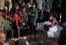 مراسم دفن طفل قتل في غارة إسرائيليةعلى خان يونس في قطاع غزة يوم السبت. / AP