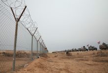 حرس الحدود العراقي يقوم بدوريات في مركبات مدرعة على طول الحدود مع سوريا، في سنجار، شمال العراق، يوم الخميس 22 يناير 2026. / AP