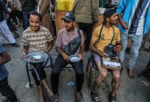 فلسطينيون يبيعون السجائر في سوق بدير البلح وسط غزة في ظل استمرار العدوان على القطاع. / Globallookpress