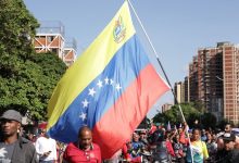 عشرات الآلاف من الفنزويليين، يتظاهرون في العاصمة كاراكاس، مطالبين الولايات المتحدة بالإفراج عن الرئيس نيكولاس مادورو وزوجته / X