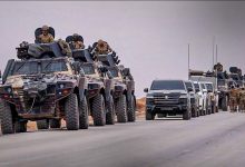 وفد وزارة الدفاع السورية أثناء جولة ميدانية على مواقع عسكرية بمحافظة الحسكة برفقة ممثلي قوات سوريا الديمقراطية. / وكالة سانا السورية