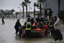 جانب من عمليات الإنقاذ بعد الأمطار الغزيرة وارتفاع منسوب المياه في نهر لوكوس في مدينة القصر الكبير بالمغرب / Gettyimages.ru