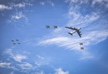 طائرات مقاتلة ترافق قاذفة قنابل من طراز(بي-52) تابعة لسلاح الجو الأمريكي خلال عمليات مع حاملة الطائرات يو إس إس جيرالد آر. فورد . / Globallookpress