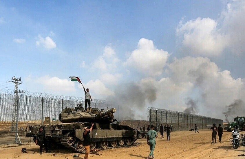 فلسطينيون يستولون على دبابة إسرائيلية بعد أسر طاقمها صباح 7 أكتوبر 2023. / AP