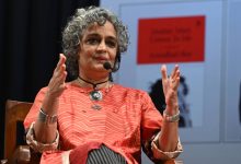 الروائية الهندية أرونداتي روي تعلن انسحابها في مهرجان برلين احتجاجا على عدم تبني إدارته موقفا حازما من جرائم إسرائيل وحرب الإبادة في غزة. / Globallookpress