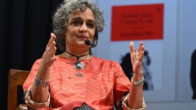 الروائية الهندية أرونداتي روي تعلن انسحابها في مهرجان برلين احتجاجا على عدم تبني إدارته موقفا حازما من جرائم إسرائيل وحرب الإبادة في غزة. / Globallookpress