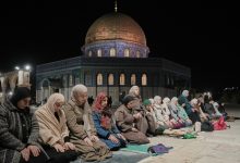 فلسطينيون يؤدي صلاة التراويح في باحة المسجد الأقصى بالقدس القديمة مساء أمس الثلاثاء 17 فبراير.