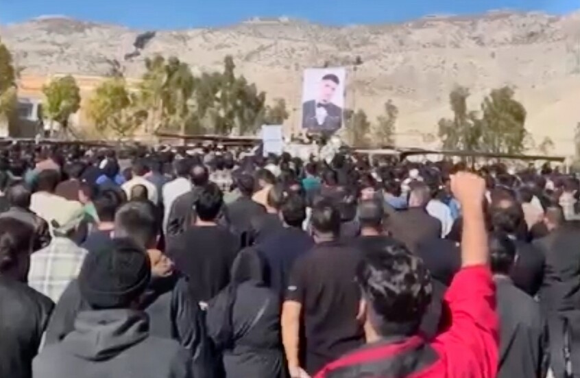 مظاهرة مناهضة للحكومة في مدينة أبدانان بغرب إيران أثناء إحاء ذكرى الأربعين لضحايا اجتجاجات يناير / AP