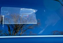 وزير الخارجية الإيراني عباس عراقجي، (الثاني من اليمين) جالسا في سيارة في جنيف حيث عقدت إيران والولايات المتحدة جولة من المحادثات غير المباشرة. / AP