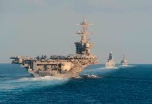 حاملة الطائرات يو إس إس أبراهام لينكولن (يسارا) - صورة أرشيفية / AP