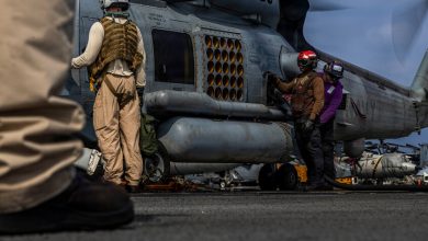 صورة تظهر بحارة يقومون بتزويد مروحية MH-60R Sea Hawk بالوقود على سطح حاملة الطائرات USS Abraham Lincoln من فئة Nimitz في المحيط الهندي في 21 يناير 2026. / AP