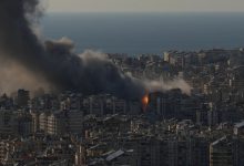 تصاعدت ألسنة اللهب والدخان عقب غارات جوية إسرائيلية على الضاحية الجنوبية لبيروت، لبنان، يوم الاثنين 2 مارس 2026. / AP