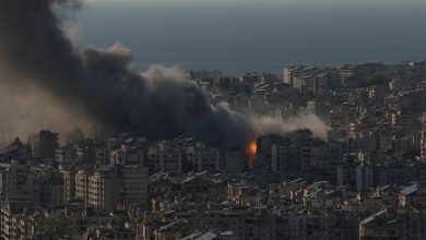 تصاعدت ألسنة اللهب والدخان عقب غارات جوية إسرائيلية على الضاحية الجنوبية لبيروت، لبنان، يوم الاثنين 2 مارس 2026. / AP