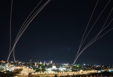 نظام دفاع جوي إسرائيلي يطلق مضادات لاعتراض صواريخ أُطلقت من إيران باتجاه إسرائيل فوق القدس / AP