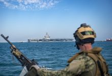 المنامة، البحرين (2 ديسمبر 2019) بحّار يشارك في عملية عبور لمرافقة وحماية حاملة الطائرات "يو إس إس أبراهام لينكولن" (CVN 72) من فئة نيميتز، بعد زيارة ميناء في المنامة بالبحرين. / Globallookpress