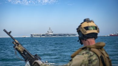 المنامة، البحرين (2 ديسمبر 2019) بحّار يشارك في عملية عبور لمرافقة وحماية حاملة الطائرات "يو إس إس أبراهام لينكولن" (CVN 72) من فئة نيميتز، بعد زيارة ميناء في المنامة بالبحرين. / Globallookpress