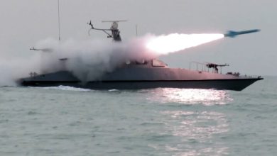 أفراد من الجيش الإيراني يشاركون في مناورة بعنوان "السيطرة الذكية على مضيق هرمز"، أطلقتها القوات البحرية التابعة للحرس الثوري الإسلامي، وتُجرى في الخليج ومضيق هرمز في 16 فبراير 2026. / Gettyimages.ru