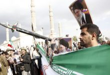 متظاهرون مؤيدون لإيران يرفعون لافتات تحمل صور المرشد الإيراني الراحل علي خامنئي، وأعلام اليمن وإيران، وصاروخًا رمزيا، وذلك خلال مشاركتهم في مسيرة نُظمت للتنديد بالهجمات الجوية الأمريكية الإسرائيلية على إيران - في 1 مارس 2026، في صنعاء، اليمن. / Gettyimages.ru