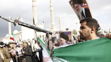 متظاهرون مؤيدون لإيران يرفعون لافتات تحمل صور المرشد الإيراني الراحل علي خامنئي، وأعلام اليمن وإيران، وصاروخًا رمزيا، وذلك خلال مشاركتهم في مسيرة نُظمت للتنديد بالهجمات الجوية الأمريكية الإسرائيلية على إيران - في 1 مارس 2026، في صنعاء، اليمن. / Gettyimages.ru