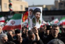 خلال مسيرة مؤيدة للحكومة في وسط طهران، رجل يرفع صورة مجتبى خامنئي، المرشد الإيراني الجديد ونجل المرشد الأعلى الإيراني السابق آية الله علي خامنئي، الذي اغتيل في 28 فبراير في غارات أمريكية إسرائيلية. / Gettyimages.ru