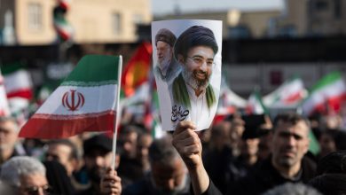 خلال مسيرة مؤيدة للحكومة في وسط طهران، رجل يرفع صورة مجتبى خامنئي، المرشد الإيراني الجديد ونجل المرشد الأعلى الإيراني السابق آية الله علي خامنئي، الذي اغتيل في 28 فبراير في غارات أمريكية إسرائيلية. / Gettyimages.ru