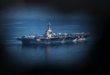 حاملة الطائرات الأمريكية "يو إس إس جيرالد آر فورد"، تغادر قاعدة "سودا" البحرية بالقرب من خانيا في جزيرة كريت اليونانية، يوم الخميس 26 فبراير 2026. / AP