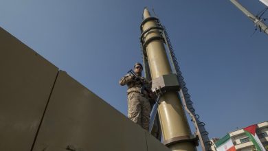 عنصر في الحرس الثوري الإيراني بجانب صاروخ - صورة أرشيفية / Gettyimages.ru